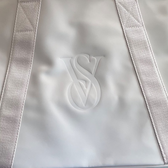 🎁NWT Victoria's Secret 2025 Metallic Pink Duffle Bag - Picture 10 of 11